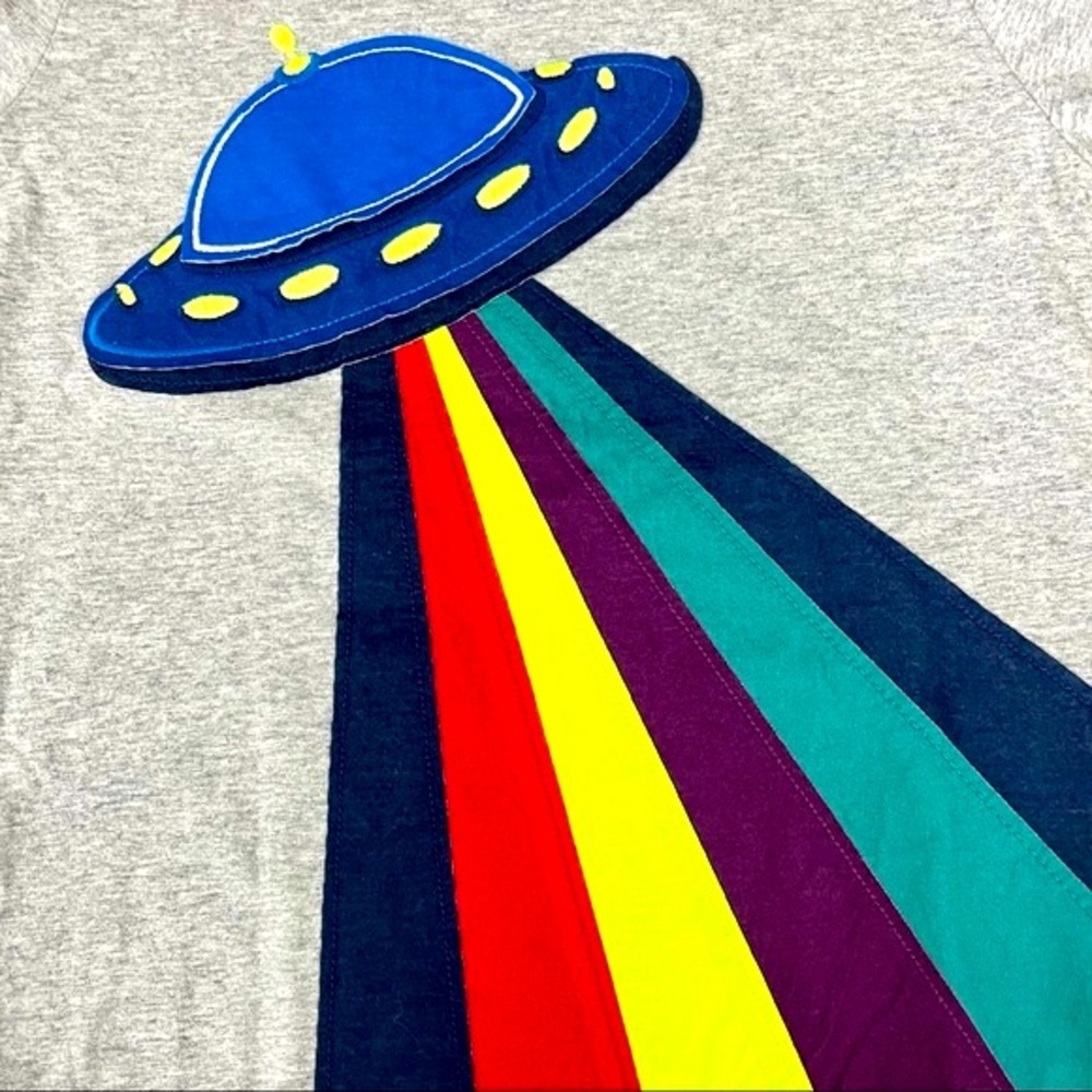 New Mini Boden Tee Boys 5-6 Y UFO Big Applique Spaceship Shirt Grey Grey Spring - Picture 2 of 4